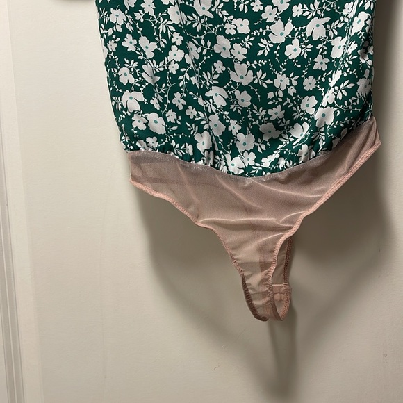 Floral, puff sleeve body suit. Excellent Condition! - Picture 4 of 5
